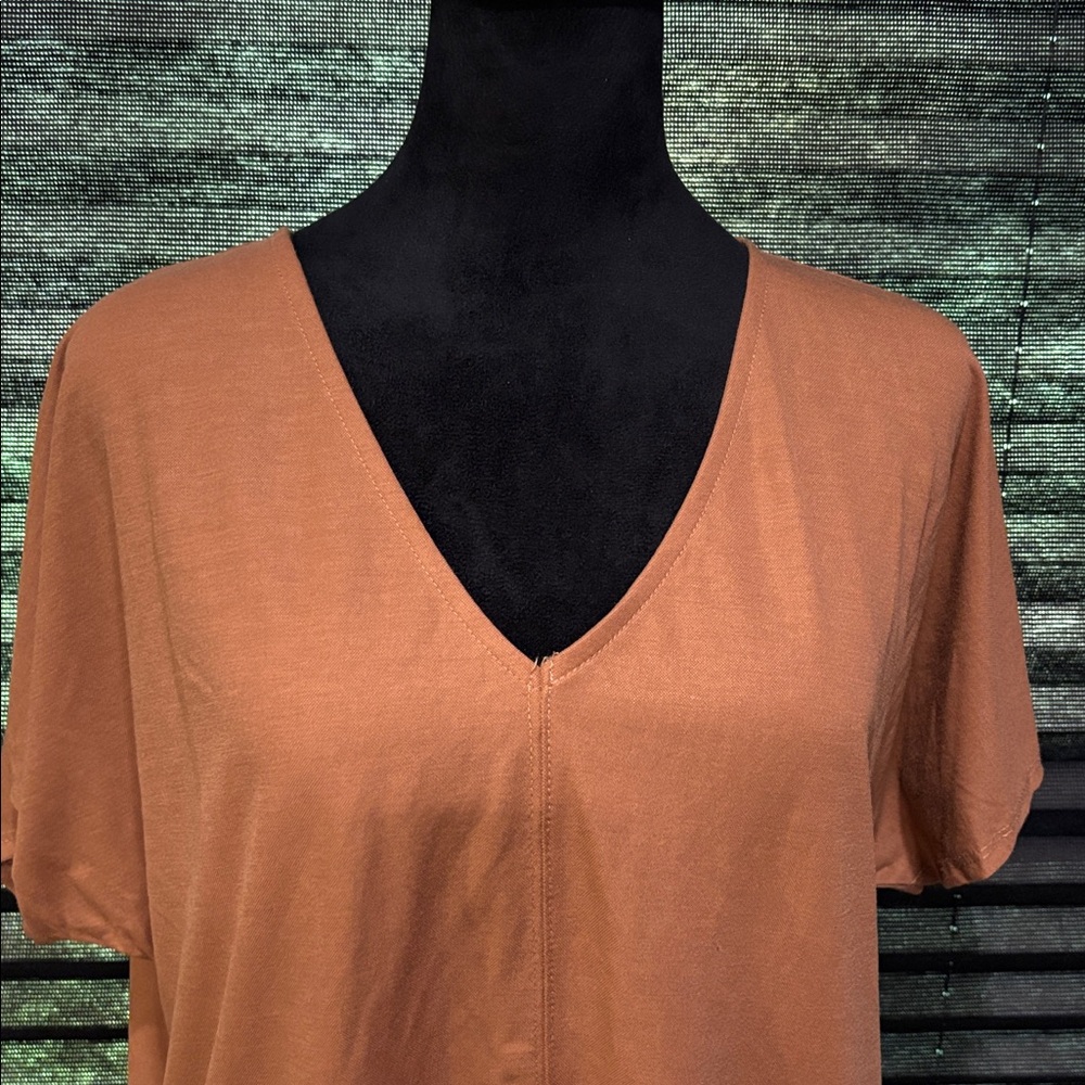 Studio B by Bobeau Women’s‎ Camel Brown SS V-Neck Boxy T-Shirt SZ Medium - Picture 2 of 7